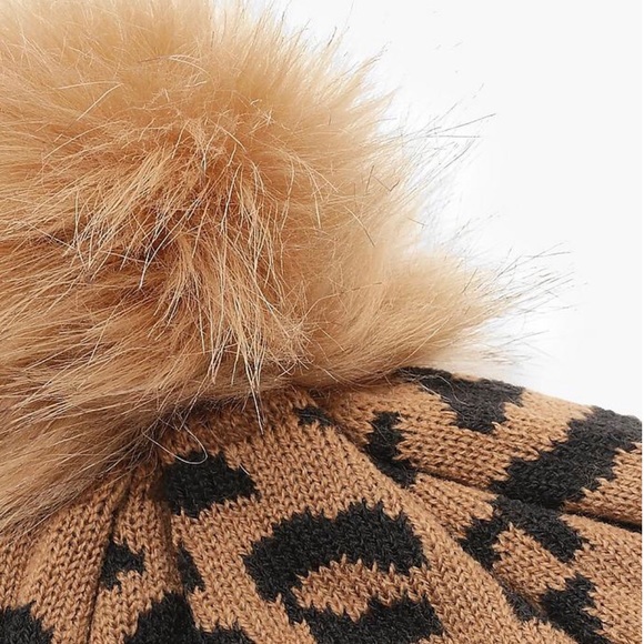 LAST ONE❗️Leopard Faux Fur Pom Pom Beanie - Picture 2 of 4